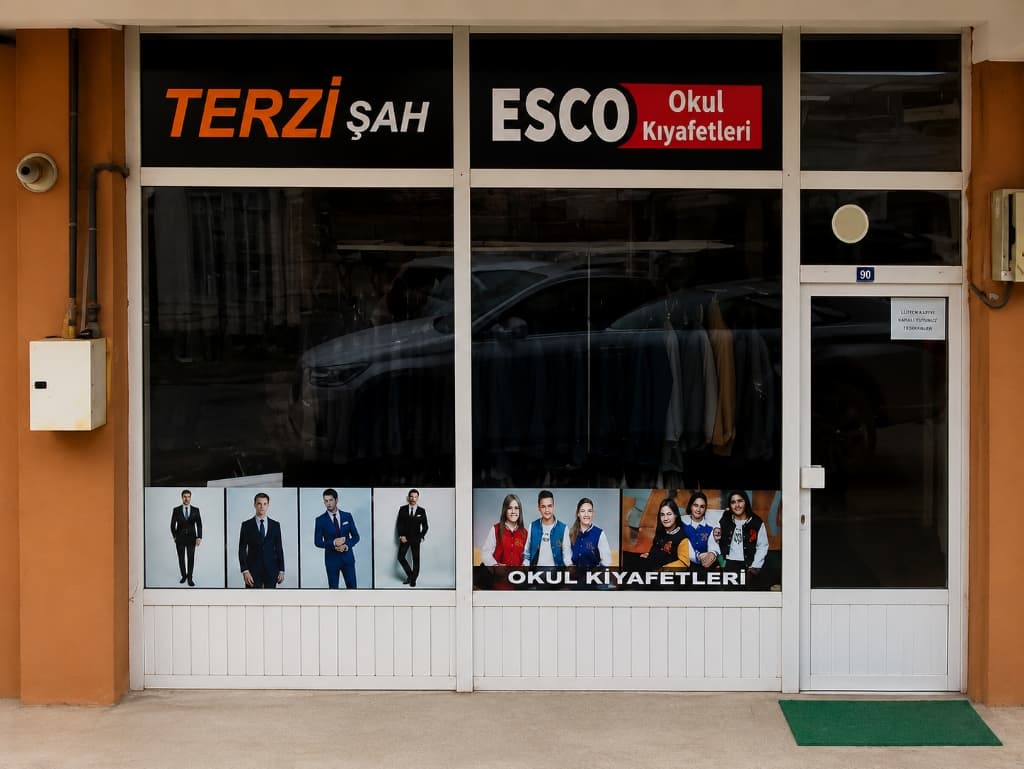Esco Giyim Mağaza Girişi
